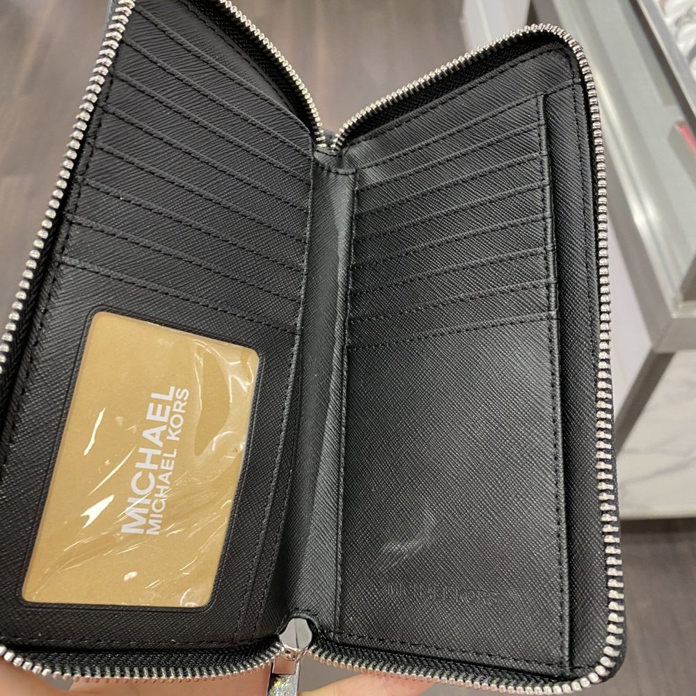 MK JST MD ZIP PHONE WRISTLET BLACKSIGNATURE_4